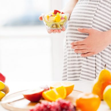 Εγκυμοσύνη και Διατροφή: Το πολύ φαστ φουντ και τα λίγα φρούτα δυσκολεύουν μια γυναίκα να μείνει έγκυος
