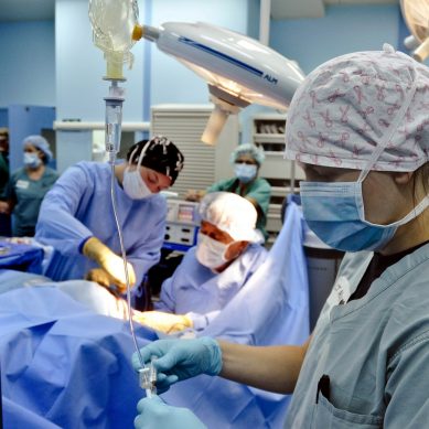 Οι νέοι χειρουργοί αδυνατούν να ράψουν και να κάνουν τομές