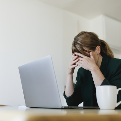 Νέα έκθεση της Deloitte: Οι εργαζόμενες γυναίκες αντιμετωπίζουν ανησυχητικά επίπεδα εργασιακής εξουθένωσης